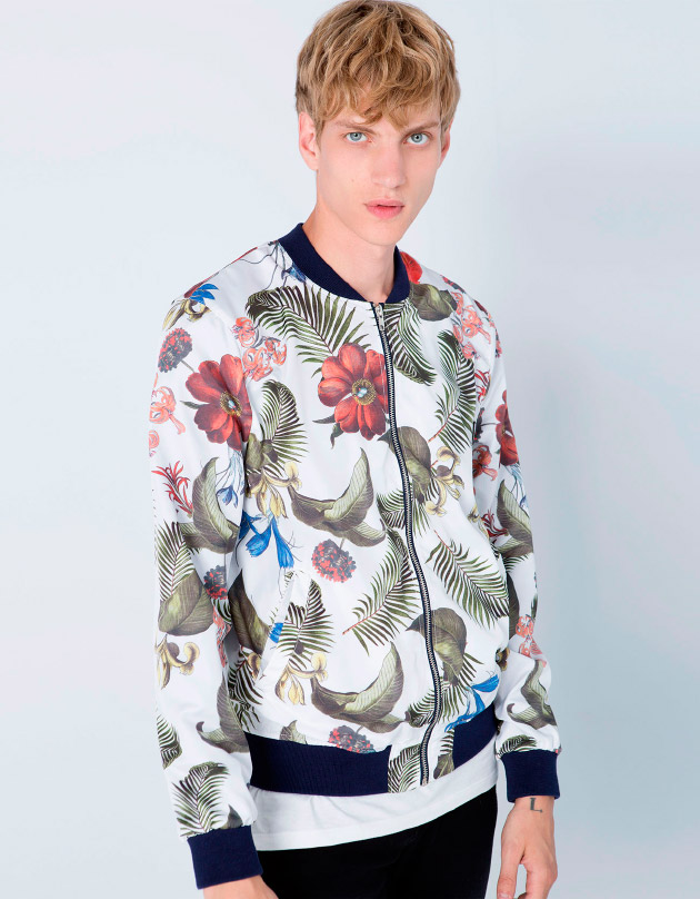 Cazadora con estampado floral colorido
