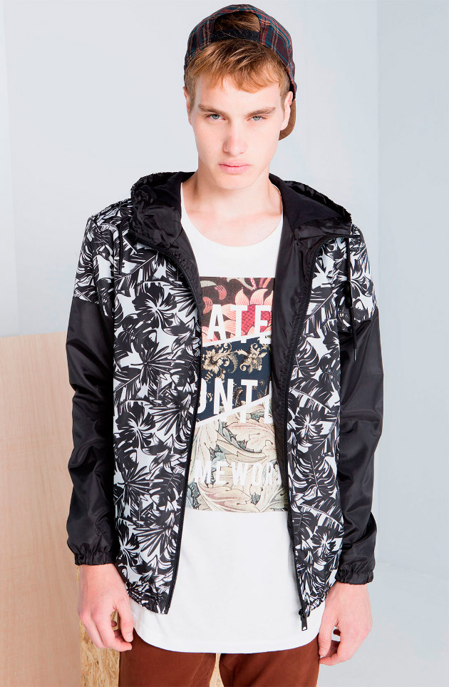 Cazadora con estampado floral en blanco y negro